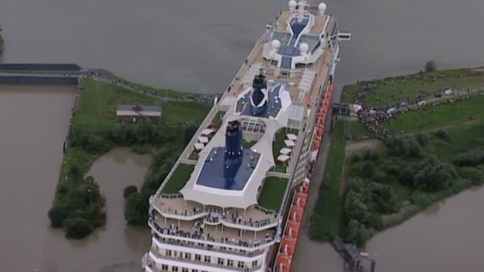 Celebrity Cruises’ Celebrity Silhouette makes tight squeeze through River Ems - A-roll